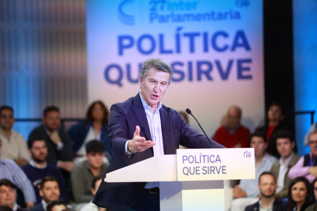 Archivo - El presidente nacional del PP, Alberto Núñez Feijóo, interviene  durante la clausura de la 27ª Interparlamentaria del PP. A 30 de marzo de 2025, en Sevilla (Andalucía , España).