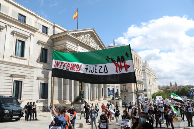Archivo - Imagen de archivo de una manifestación de trabajadores interinos frente al Congreso de los Diputados