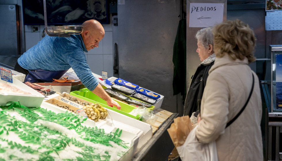 Archivo - Varias mujeres comprando en una pescadería