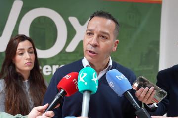 El candidato de Vox a la Presidencia de la Junta de Extremadura, Óscar Fernández Calle, en declaraciones a los medios en la sede del partido en Cáceres.