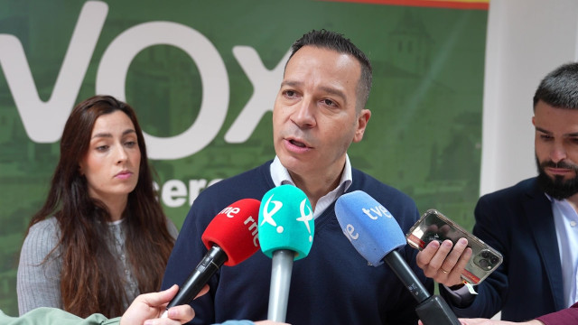 El candidato de Vox a la Presidencia de la Junta de Extremadura, Óscar Fernández Calle, en declaraciones a los medios en la sede del partido en Cáceres.