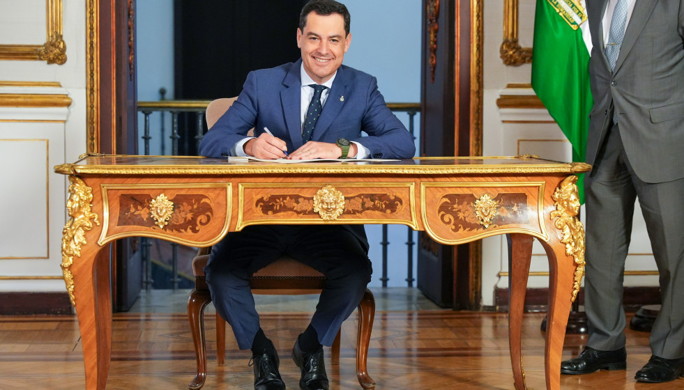Archivo - El presidente de la junta de Andalucía, Juanma Moreno durante el acto de la firma del nuevo convenio marco, a 16 de julio de 2024, en Sevilla (Foto de archivo).