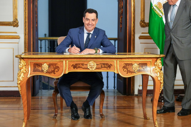 Archivo - El presidente de la junta de Andalucía, Juanma Moreno durante el acto de la firma del nuevo convenio marco, a 16 de julio de 2024, en Sevilla (Foto de archivo).