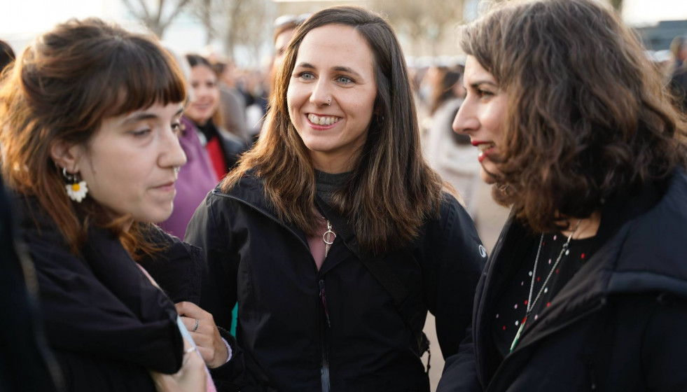 La secretaria general de Podemos, Ione Belarra, en el concierto de Sanguijuelas del Guadiana junto a la candidata de Unidas por Extremadura, Irene de Miguel, y la líder de la formación en Extremadur