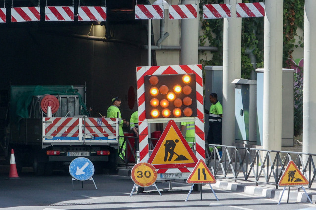 Archivo - Varios trabajadores una obra, a 12 de septiembre de 2024, en Madrid (España)