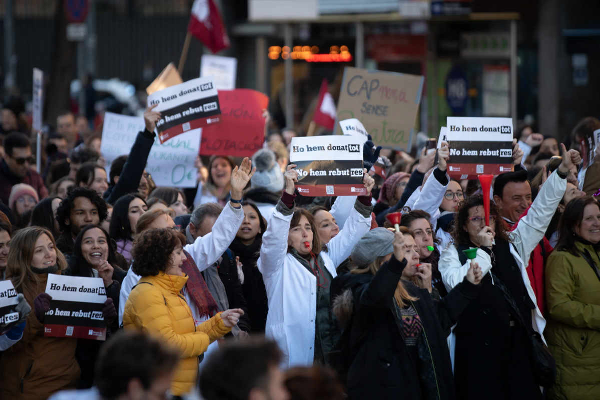 Europapress 4945606 varias personas protestan pancartas batas blancas manifestacion sindicato scaled