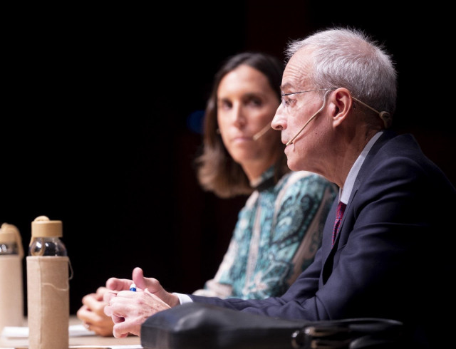 Archivo - El secretario de Estado de Hacienda,  Jesús Gascón, y la presidenta de la Asociación de Inspectores de Hacienda del Estado, Ana de la Herrán.