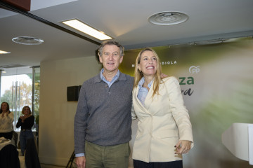 La presidenta de la Junta de Extremadura, María Guardiola, y el presidente del Partido Popular, Alberto Núñez Feijóo, durante un mitin del PP, a 4 de diciembre de 2025, en Don Benito, Badajoz, Ext