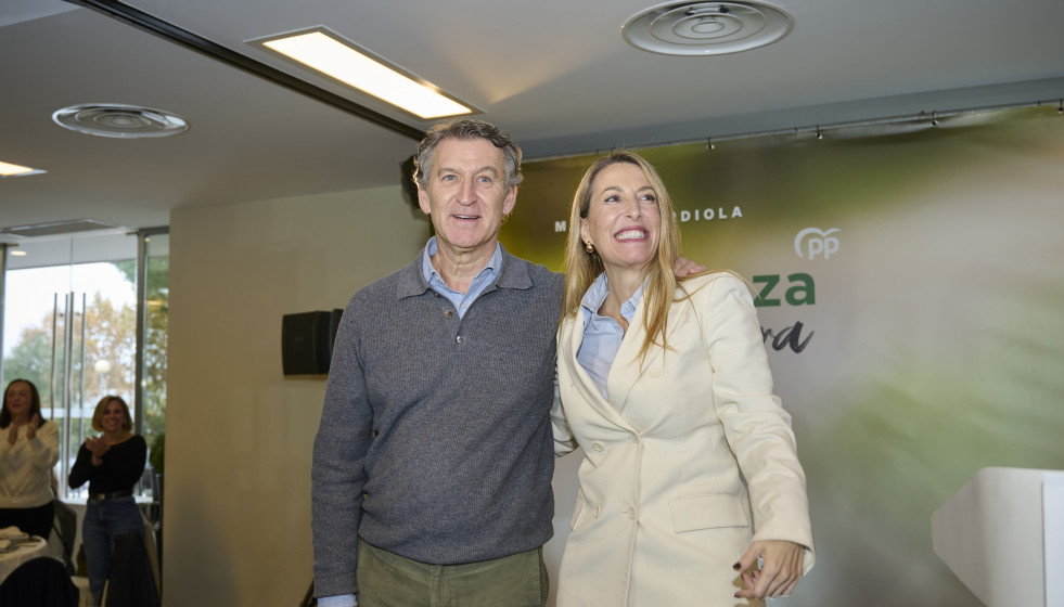 La presidenta de la Junta de Extremadura, María Guardiola, y el presidente del Partido Popular, Alberto Núñez Feijóo, durante un mitin del PP, a 4 de diciembre de 2025, en Don Benito, Badajoz, Ext