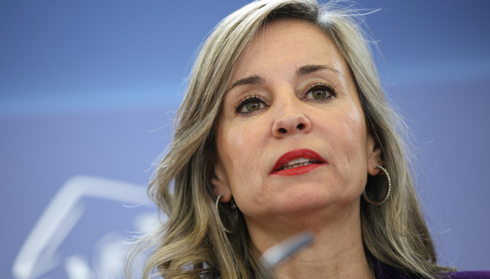 La portavoz del grupo parlamentario de Sumar, Verónica Martínez Barbero, durante una rueda de prensa en el Congreso de los Diputados, a 25 de noviembre de 2025, en Madrid (España).