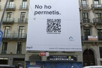 Lona de Unauto en Barcelona alertando sobre el impacto que tendría la futura ley del taxi en Catalunya