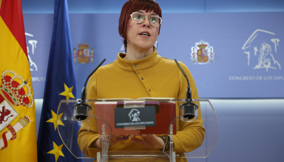 La diputada de Compromís, Àgueda Micó, durante una rueda de prensa en el Congreso de los Diputados, a 2 de diciembre de 2025, en Madrid (España).