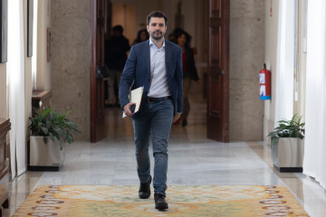 El diputado y portavoz adjunto de Podemos, Javier Sánchez Serna, a su llegada a la Junta de Portavoces del Congreso de los Diputados, a 9 de diciembre de 2025, en Madrid (España).