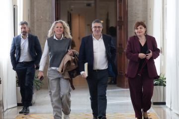 El portavoz del PSOE en el Congreso, Patxi López (2d), a su llegada a la Junta de Portavoces del Congreso de los Diputados, a 9 de diciembre de 2025, en Madrid (España).