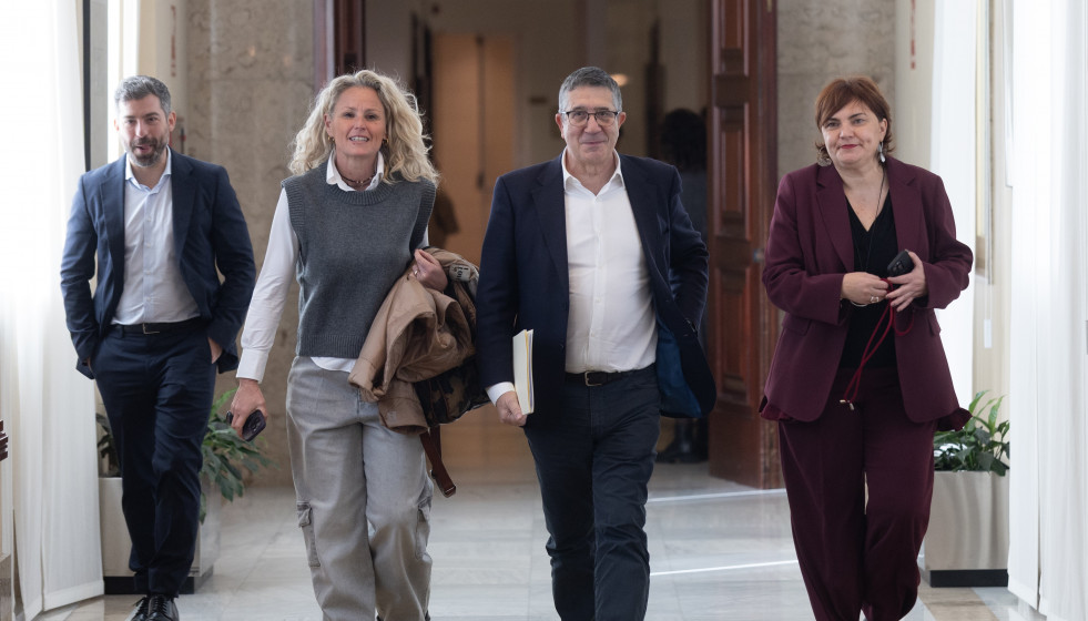 El portavoz del PSOE en el Congreso, Patxi López (2d), a su llegada a la Junta de Portavoces del Congreso de los Diputados, a 9 de diciembre de 2025, en Madrid (España).