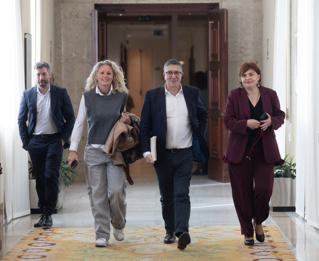 El portavoz del PSOE en el Congreso, Patxi López (2d), a su llegada a la Junta de Portavoces del Congreso de los Diputados, a 9 de diciembre de 2025, en Madrid (España).