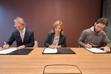 De izquierda a derecha: Massimiliano Sinagra (CEO de Scalapay IP y tesorero), Gelsomina Vigliotti (vicepresidente del BEI), y Simone Mancini (CEO de Scalapay).