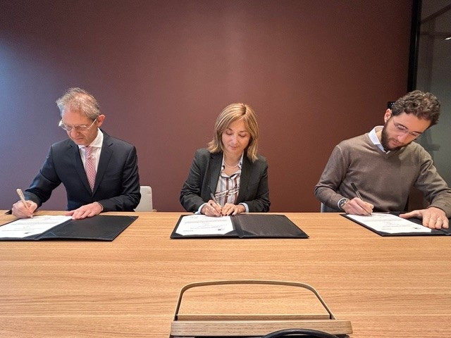 De izquierda a derecha: Massimiliano Sinagra (CEO de Scalapay IP y tesorero), Gelsomina Vigliotti (vicepresidente del BEI), y Simone Mancini (CEO de Scalapay).