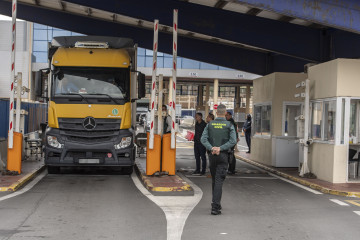 Archivo - Un agente de Guardia Civil delante del primer camión a su paso por la aduana comercial de Ceuta a principios de año.