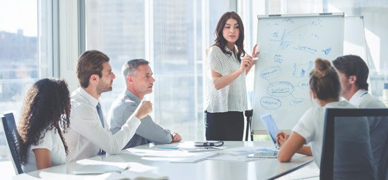 Archivo - Trabajadores de una empresa durante una reunión