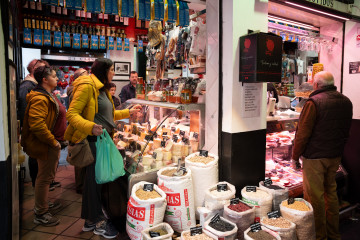 Archivo - Varias personas en el mercado de abastos comprando para Navidad