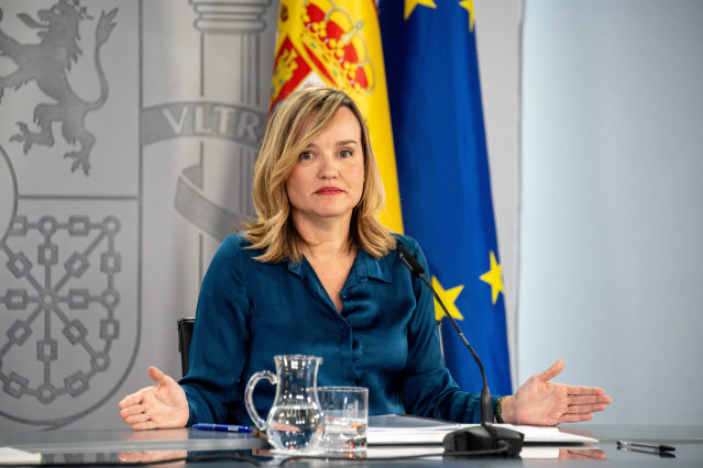 La ministra de Educación, Formación Profesional y Deportes y portavoz del Gobierno, Pilar Alegría, durante una rueda de prensa tras el Consejo de Ministros, en el Complejo de la Moncloa, a 2 de diciembre de 2025, en Madrid (España).