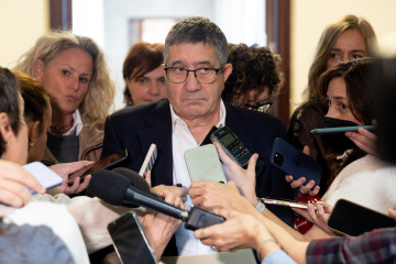 El portavoz del PSOE en el Congreso, Patxi López, atiende a los medios a su salida de la Junta de Portavoces del Congreso de los Diputados, a 9 de diciembre de 2025, en Madrid (España).