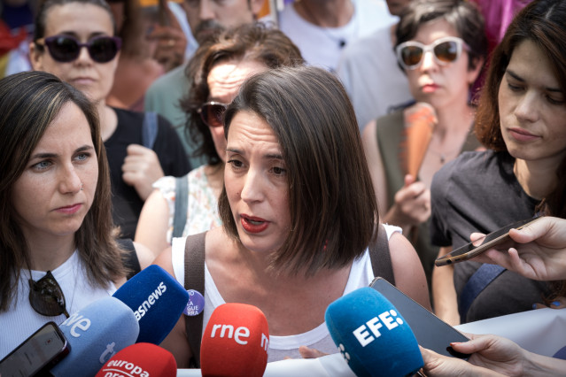 Archivo - La eurodiputada de Podemos Irene Montero atiende a los medios de comunicación.