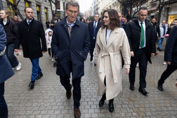 Archivo - La presidenta de la Comunidad de Madrid, Isabel Díaz Ayuso, y el líder del PP, Alberto Núñez Feijóo, a su llegada a la Plaza Mayor de Madrid, a 23 de diciembre de 2022, en Madrid (Espa