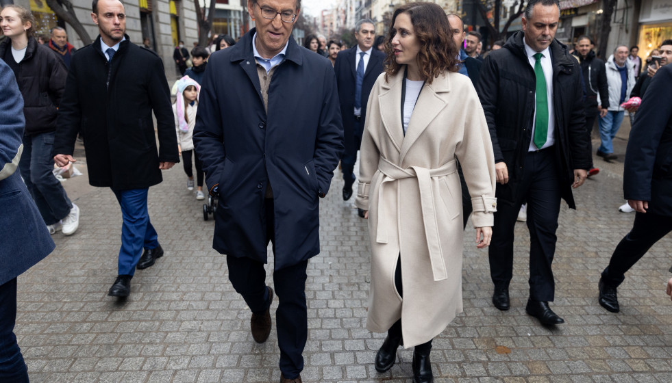 Archivo - La presidenta de la Comunidad de Madrid, Isabel Díaz Ayuso, y el líder del PP, Alberto Núñez Feijóo, a su llegada a la Plaza Mayor de Madrid, a 23 de diciembre de 2022, en Madrid (Espa