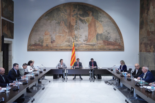 El presidente de la Generalitat, Salvador Illa (c), la consellera de Economía, Alícia Romero (i), y el conseller de Agricultura, Òscar Ordeig (d), durante una reunión con el sector porcino, en el Palau de la Generalitat.