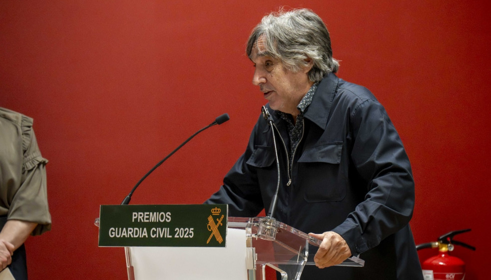 La Guardia Civil premia al director Agustín Díaz Yanes por su película sobre la lucha contra ETA 'Un fantasma en la batalla'