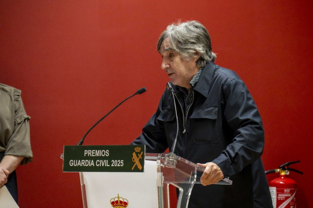 La Guardia Civil premia al director Agustín Díaz Yanes por su película sobre la lucha contra ETA 'Un fantasma en la batalla'