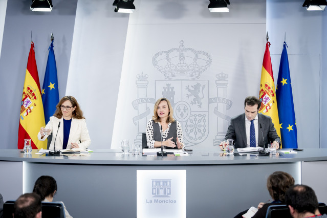 (I-D) La ministra de Sanidad, Mónica García; la ministra de Educación, Formación Profesional y Deportes y portavoz del Gobierno, Pilar Alegría; y el ministro de Economía, Comercio y Empresa, Carlos Cuerpo.
