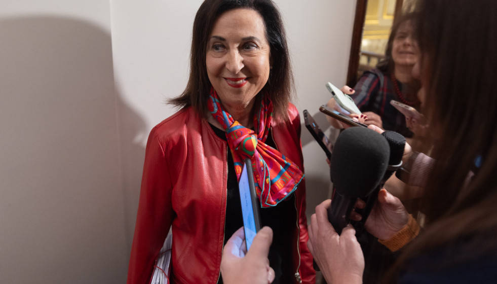 La ministra de Defensa, Margarita Robles, atiende a los medios de comunicación a su llegada a la Comisión de Control de los Créditos Destinados a Gastos Reservados.