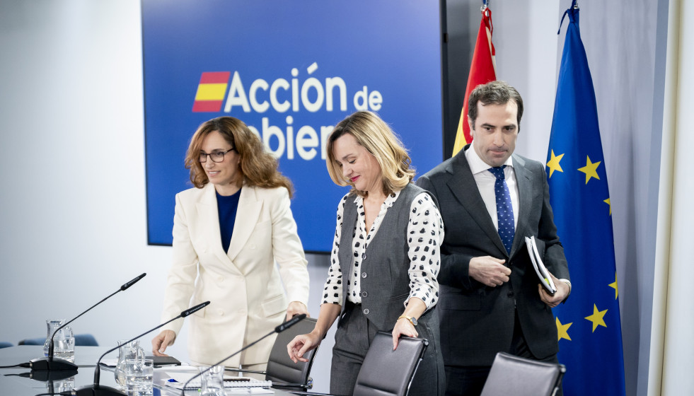 (I-D) La ministra de Sanidad, Mónica García; la ministra de Educación, y portavoz del Gobierno, Pilar Alegría; y el ministro de Economía, Carlos Cuerpo; durante una rueda de prensa.