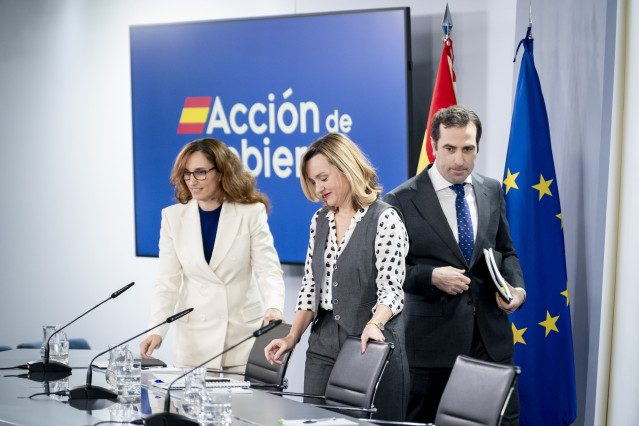 (I-D) La ministra de Sanidad, Mónica García; la ministra de Educación, y portavoz del Gobierno, Pilar Alegría; y el ministro de Economía, Carlos Cuerpo; durante una rueda de prensa.