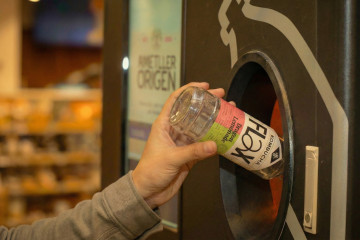 Máquina de la tienda de Ametller Origen en Barcelona que permitirá devolver los envases de algunos productos para ser reutilizados.