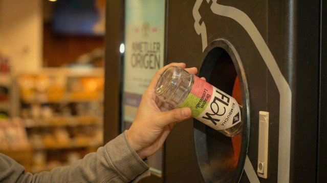 Máquina de la tienda de Ametller Origen en Barcelona que permitirá devolver los envases de algunos productos para ser reutilizados.
