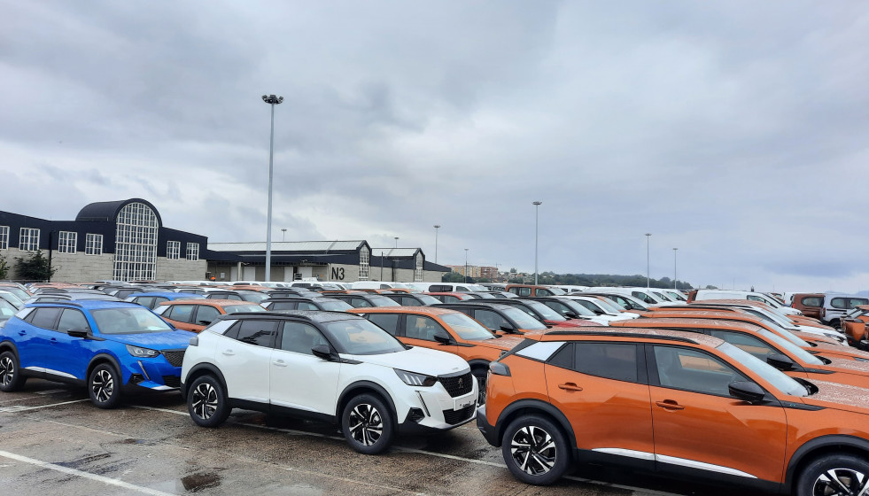 Archivo - Coches fabricados en Stellantis Vigo listos para su exportación