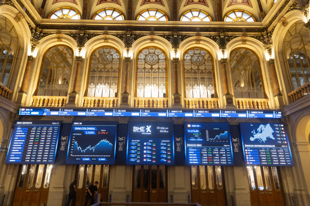 Archivo - Paneles digitales en el Palacio de la Bolsa de Madrid, a 30 de septiembre de 2025, en Madrid (España).