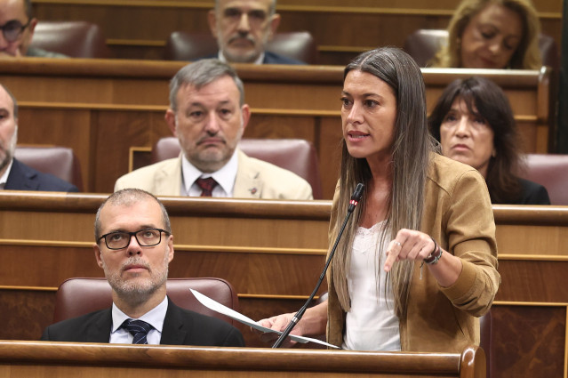 La portavoz de Junts en el Congreso, Miriam Nogueras, interviene durante una sesión de control al Gobierno, en el Congreso de los Diputados, a 19 de noviembre de 2025, en Madrid (España).