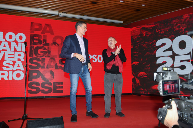 El presidente del Gobierno y secretario general del PSOE, Pedro Sánchez (i), y el secretario general de UGT, Pepe Álvarez (d), durante el acto conmemorativo por el centenario de la muerte de Pablo Iglesias Posse, en la sede de UGT.
