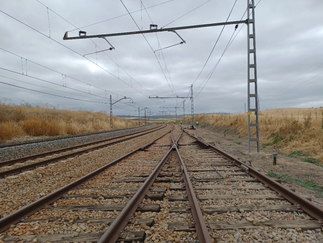 Archivo - Las vías del tren cerca de la estación de Pedro Abad, en la provincia de Córdoba.