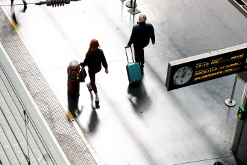 Archivo - Viajeros en la Estación de Madrid - Puerta de Atocha - Almudena Grandes, a 21 de octubre de 2025, en Madrid (España).
