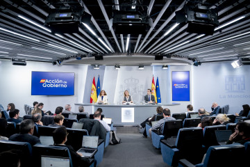 (I-D) La ministra de Sanidad, Mónica García; la ministra de Educación, Pilar Alegría; y el ministro de Economía, Carlos Cuerpo; durante una rueda de prensa tras la reunión del Consejo de Ministr