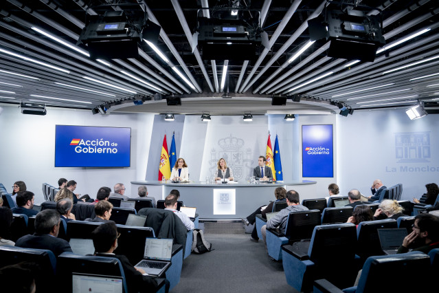 (I-D) La ministra de Sanidad, Mónica García; la ministra de Educación, Pilar Alegría; y el ministro de Economía, Carlos Cuerpo; durante una rueda de prensa tras la reunión del Consejo de Ministros, a 9 de diciembre de 2025, en Madrid (España).