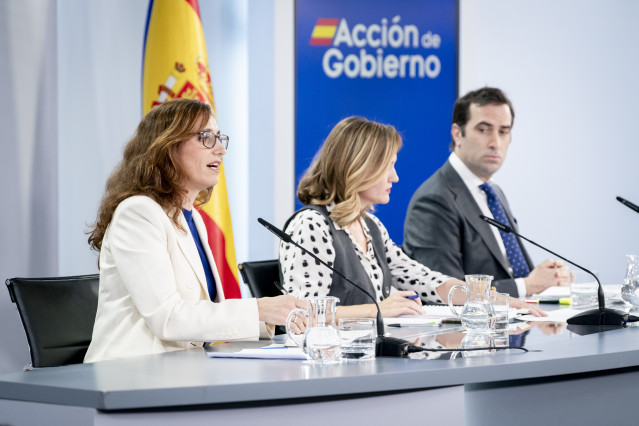 (I-D) La ministra de Sanidad, Mónica García; la ministra de Educación, Pilar Alegría; y el ministro de Economía, , Carlos Cuerpo; durante una rueda de prensa tras la reunión del Consejo de Ministros, a 9 de diciembre de 2025, en Madrid (España).