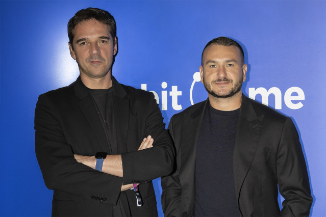 Archivo - El director de operaciones de Bit2Me, Pablo Campos (izquierda), y el co consejero delegado de la compañía, Andrei Manuel.