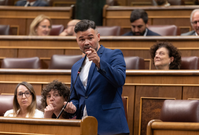 Archivo - El portavoz de ERC en el Congreso, Gabriel Rufián, atiende a los medios de comunicación durante una sesión plenaria extraordinaria, en el Congreso de los Diputados, a 22 de julio de 2025, en Madrid (España).asistas